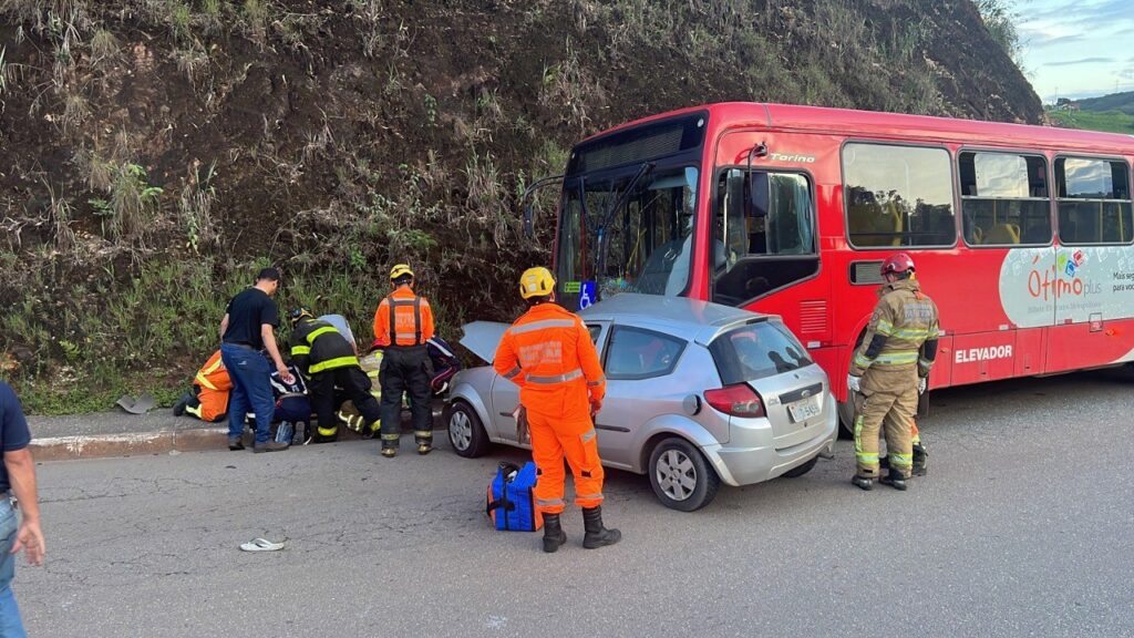 Colisão entre ônibus e carro deixa motorista ferido na BR-262, em Sabará - Foto: Divulgação/CBMMG