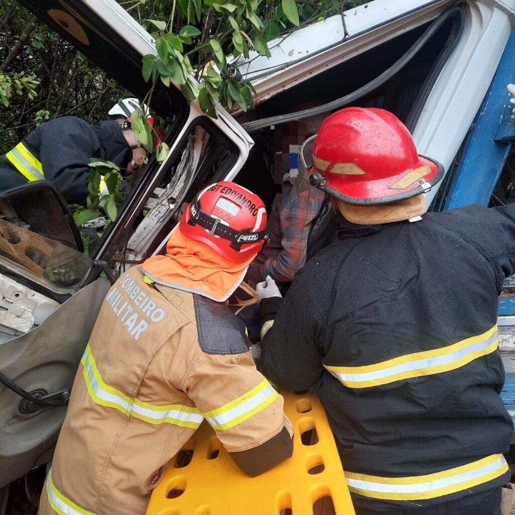 Motorista fica ferido após colisão entre caminhão e carreta na rodovia BR-356, em Itabirito - Foto: Divulgação/CBMMG