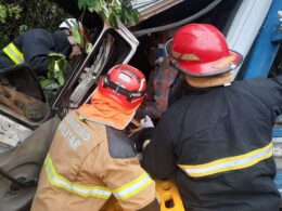 Motorista fica ferido após colisão entre caminhão e carreta na rodovia BR-356, em Itabirito - Foto: Divulgação/CBMMG