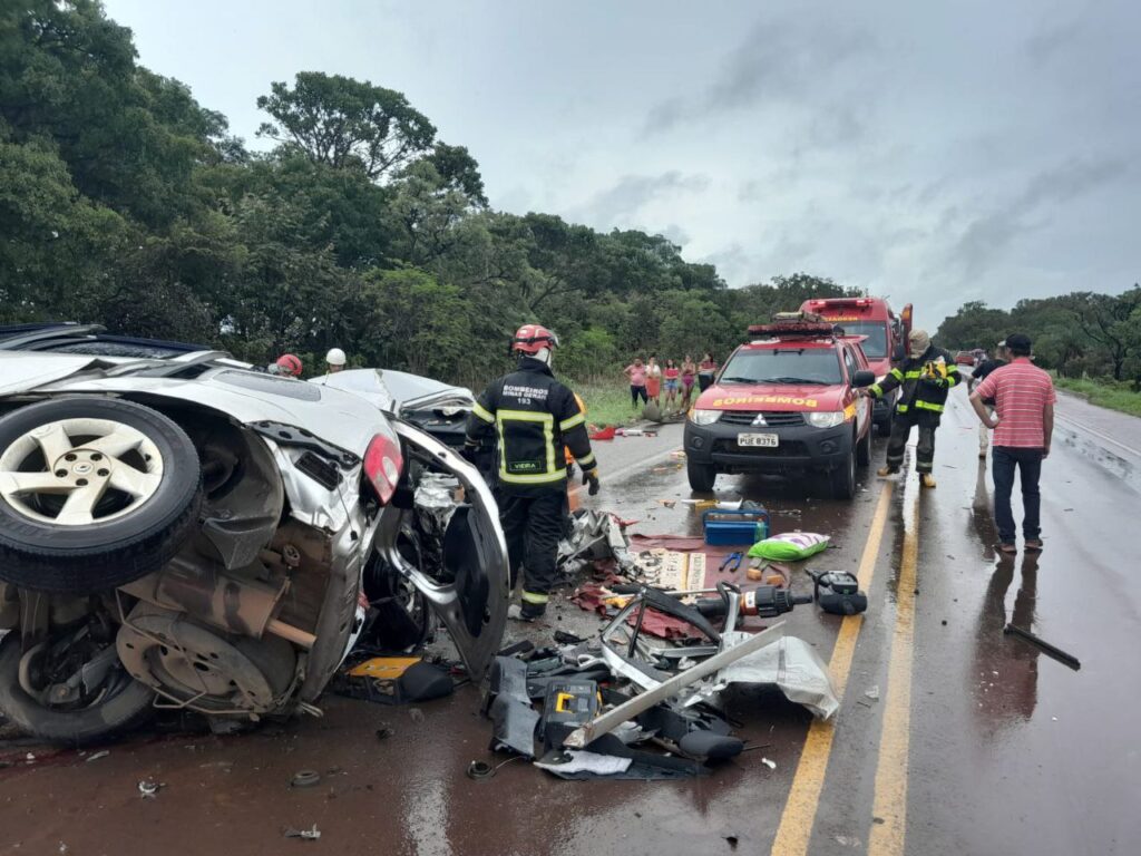 Grave acidente mata mulher e deixa sete feridos na BR-365, em João Pinheiro - Foto: Divulgação/CBMMG