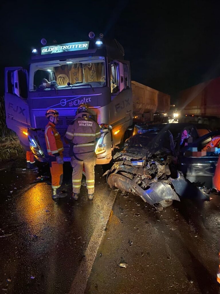 Batida frontal entre carro e carreta deixa homem ferido na BR-381, em Caeté - Foto: Divulgação/CBMMG