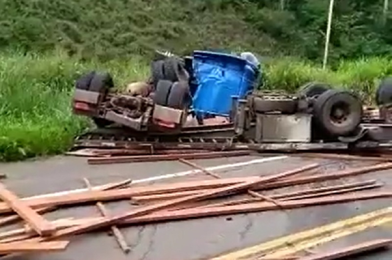 Carreta carregada de madeira tomba e causa lentidão na BR-381, em João Monlevade - Foto: Divulgação