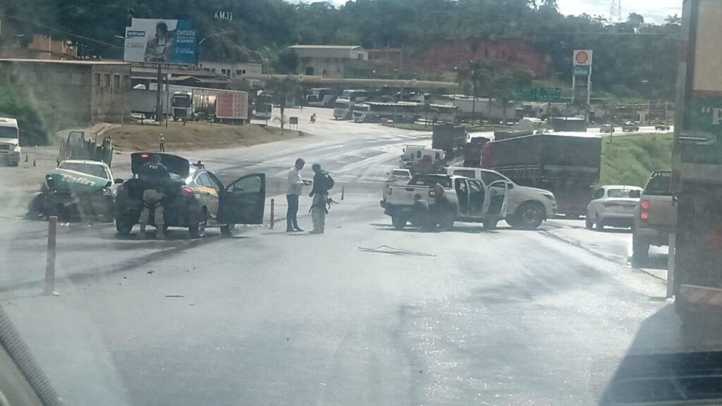 Acidente entre carros complica trânsito na BR-381, em Sabará - Foto: Reprodução
