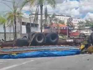 Caminhão tomba e motorista fica ferido na Avenida Severino Ballesteros, em Contagem - Foto: Reprodução/Redes Sociais