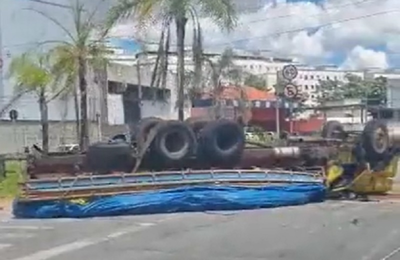 Caminhão tomba e motorista fica ferido na Avenida Severino Ballesteros, em Contagem - Foto: Reprodução/Redes Sociais