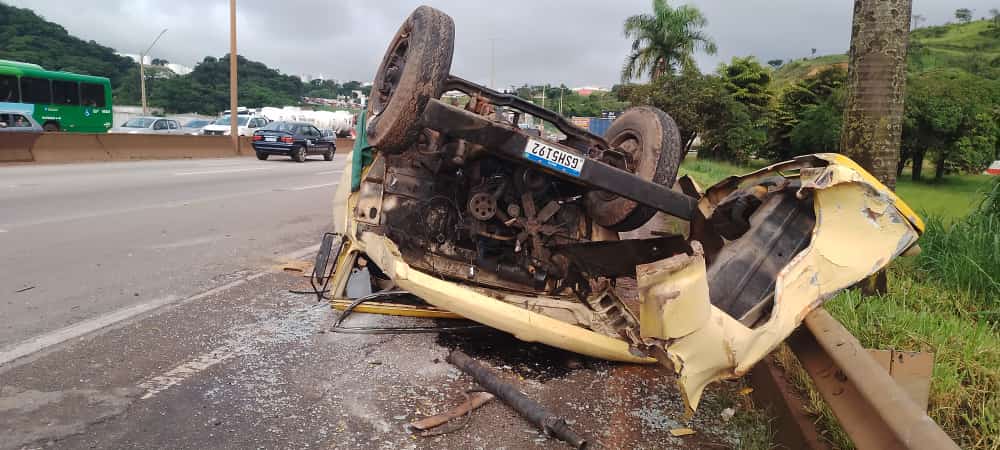 Motorista fica ferido após acidente após caminhão capotar na Rodovia Fernão Dias, em Betim - Foto: Reprodução/Redes Sociais