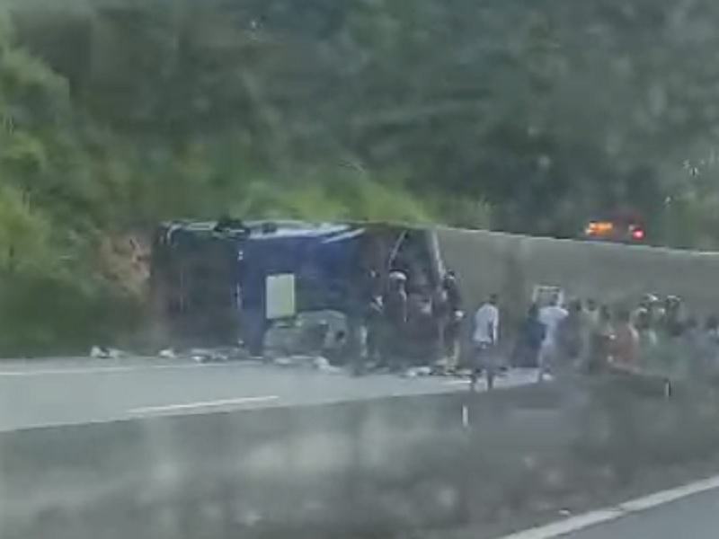 Motorista fica ferido após carreta tomba e interdita Rodovia Fernão Dias, em Ribeirão Vermelho - Foto: Reprodução