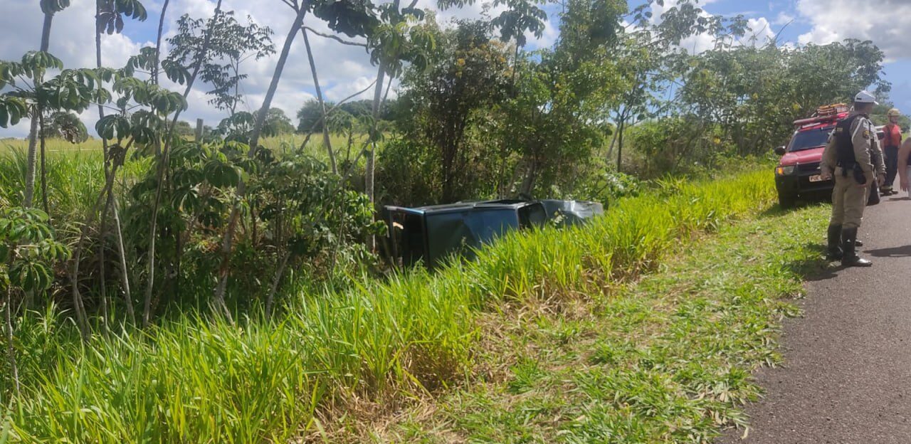 Idoso morre e mulher fica ferida após carro capotar na MGC-497, em Iturama - Foto: Divulgação/CBMMG