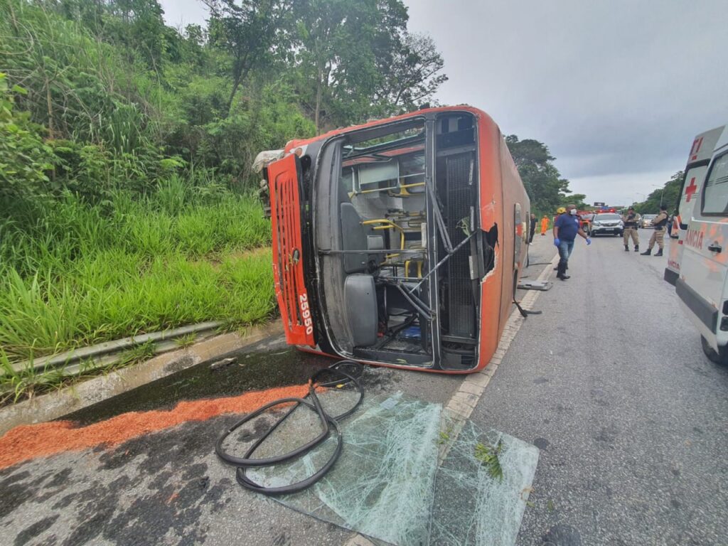 Ônibus bate em poste, tomba e deixa feridos na MG-010, em Vespasiano - Foto: Divulgação/CBMMG