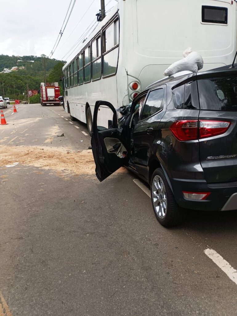 Idosa fica ferida após colisão entre carro e ônibus em Juiz de Fora - Foto: Divulgação / CBMMG