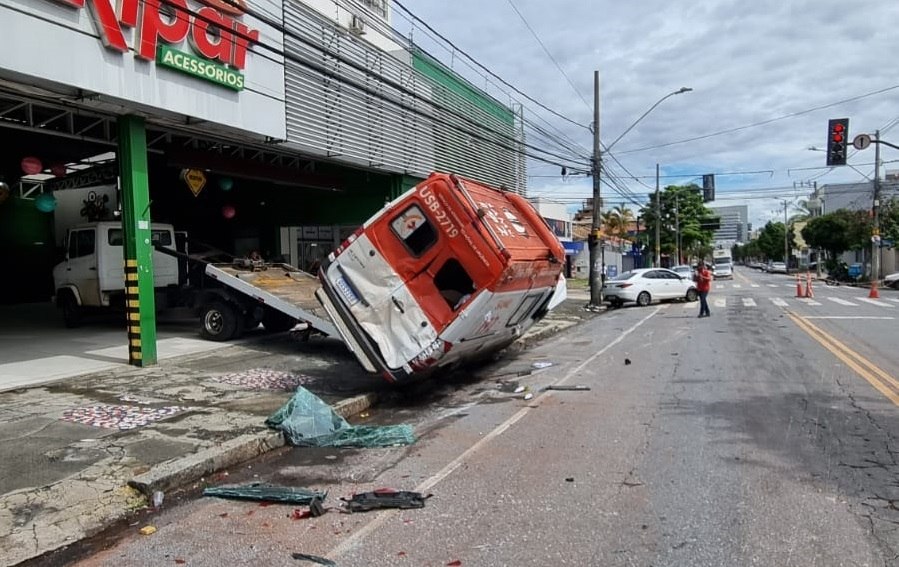 Ambulância do Samu capota e deixa três feridos na Avenida Francisco Sá, em BH - Foto: Divulgação/CBMMG