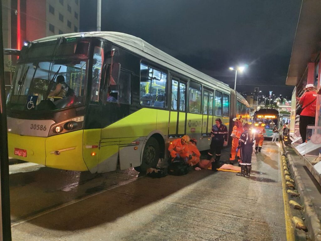 Homem fica ferido após ser atropelado por ônibus do Move na Avenida Antônio Carlos, em BH - Foto: Divulgação/CBMMG