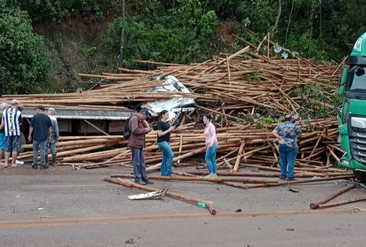 Motorista morre em grave acidente entre caminhões e caminhonete na BR-040, em Itabirito - Foto: Divulgação