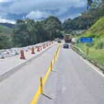 Trecho da BR-040 em Santos Dumont após parte da pista desmoronar - Foto: Divulgação/Via 040