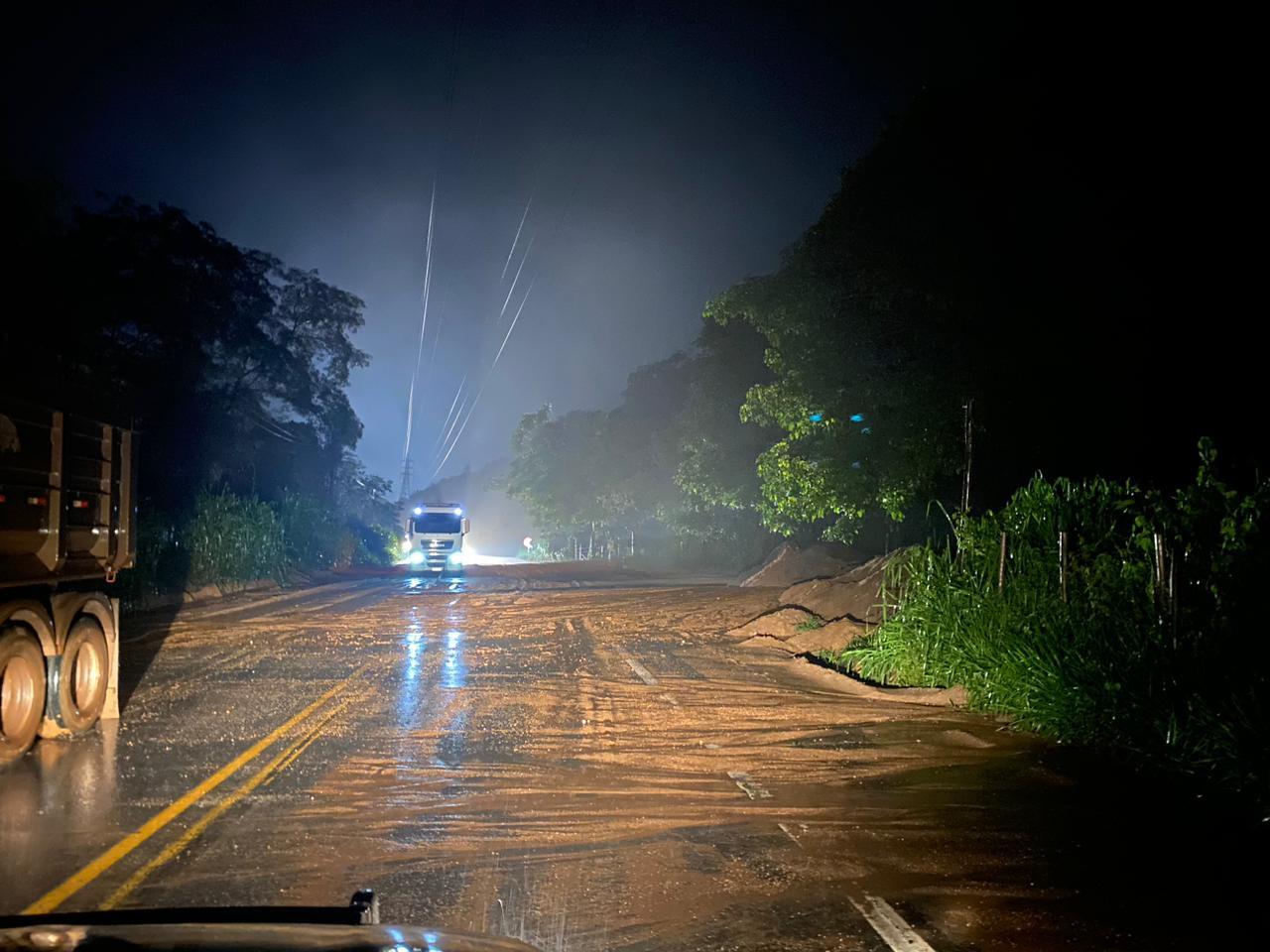 BR-381 é totalmente interditada após queda de barreiras em Jaguaraçu - Foto: Divulgação/PRF