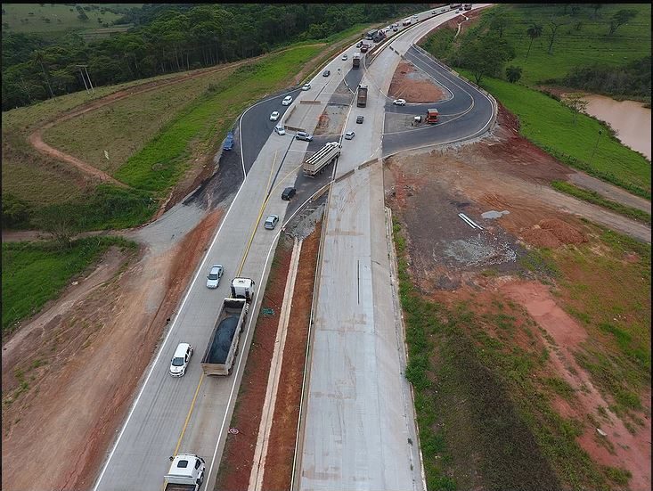 Mulher fica presa às ferragens após carro capotar na BR-381, em Caeté - Foto: Divulgação