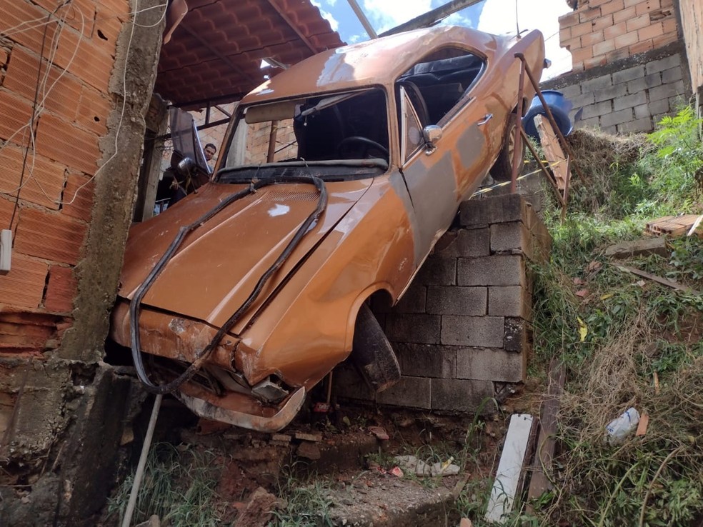 Motorista perde o controle do carro e invade casa em Ibirité - Foto: Divulgação/Defesa Civil de Ibirité