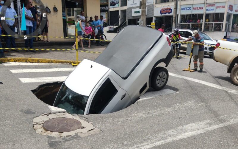 Carro é engolido por cratera no Centro de João Monlevade - Foto: Divulgação/Defesa Civil de João Monlevade