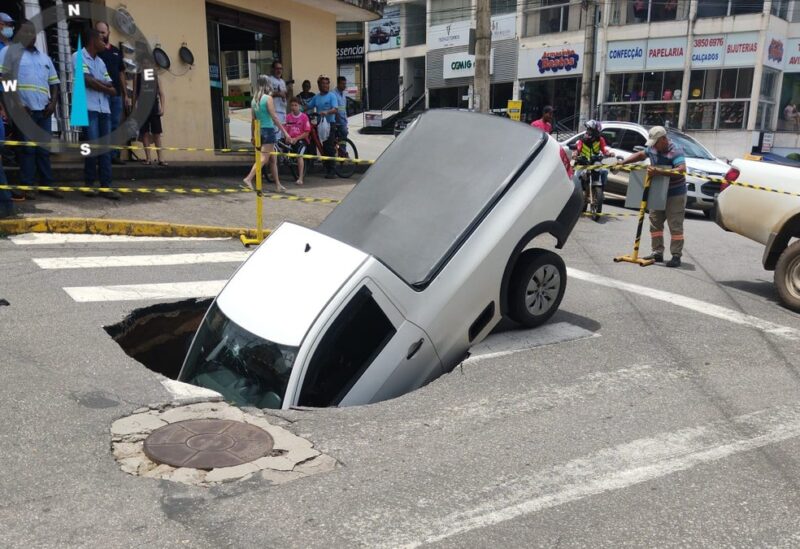 Vídeo: Carro é engolido por cratera no Centro de João Monlevade