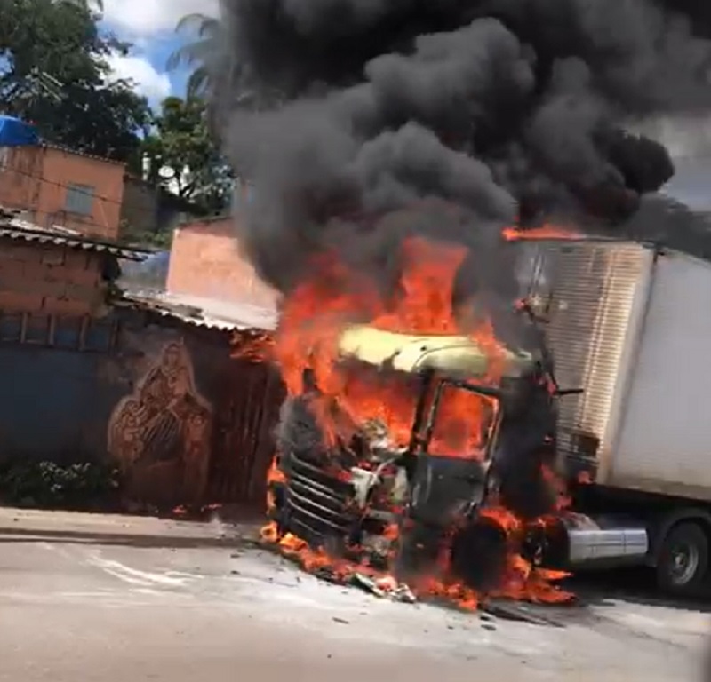 Caminhão pega fogo e incêndio ameaça casas na BR-381, em Santa Luzia - Foto: Reprodução