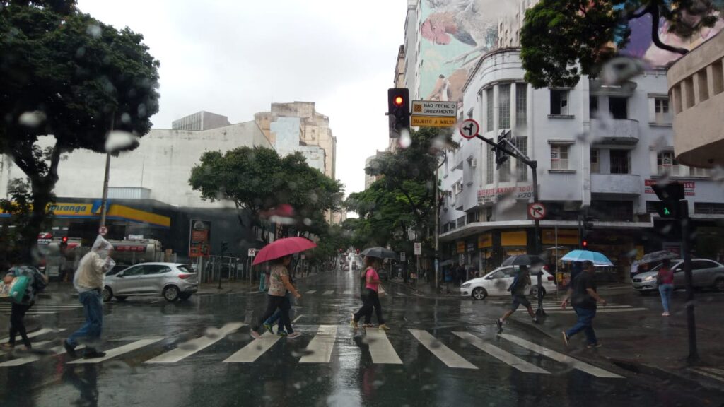 BH tem alerta de chuva com raios e vento nesta terça-feira (30) - Foto: Elaine Rodrigues / Por Dentro de Minas