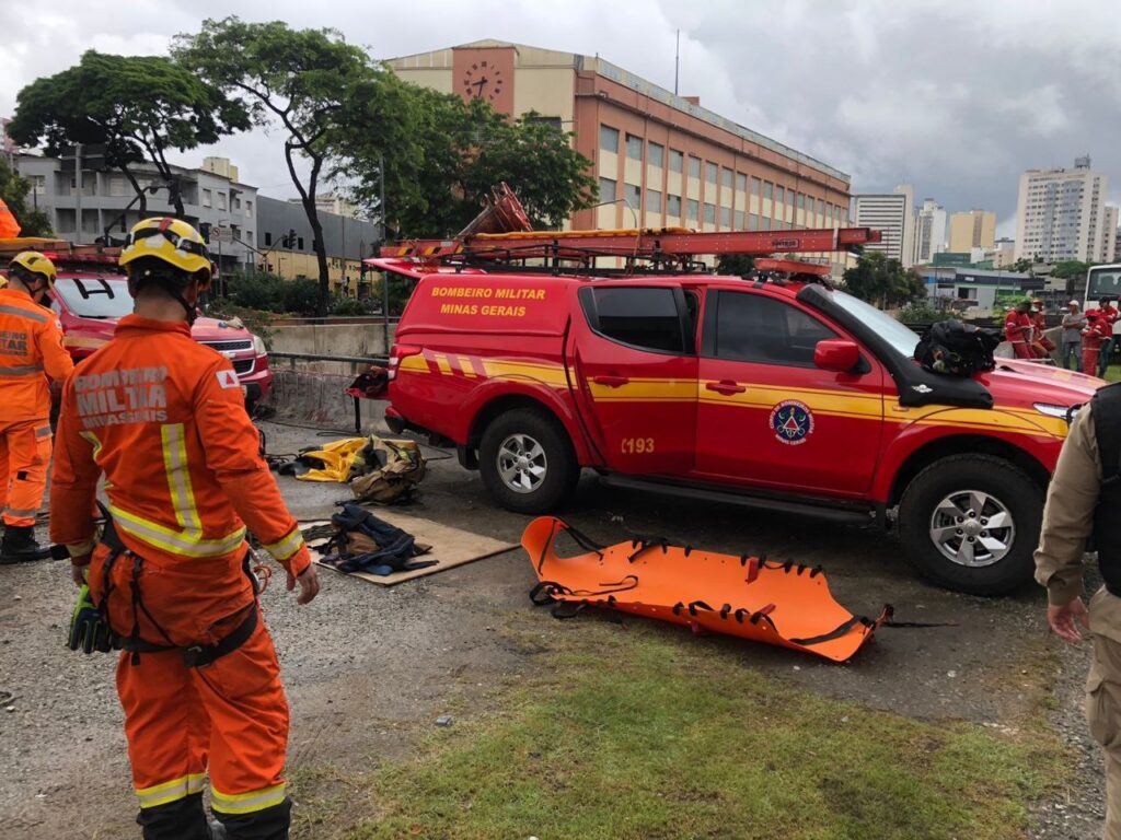 Corpo de homem é resgatado pelos Bombeiros no Rio Arrudas, no Centro de BH - Foto: Divulgação/CBMMG