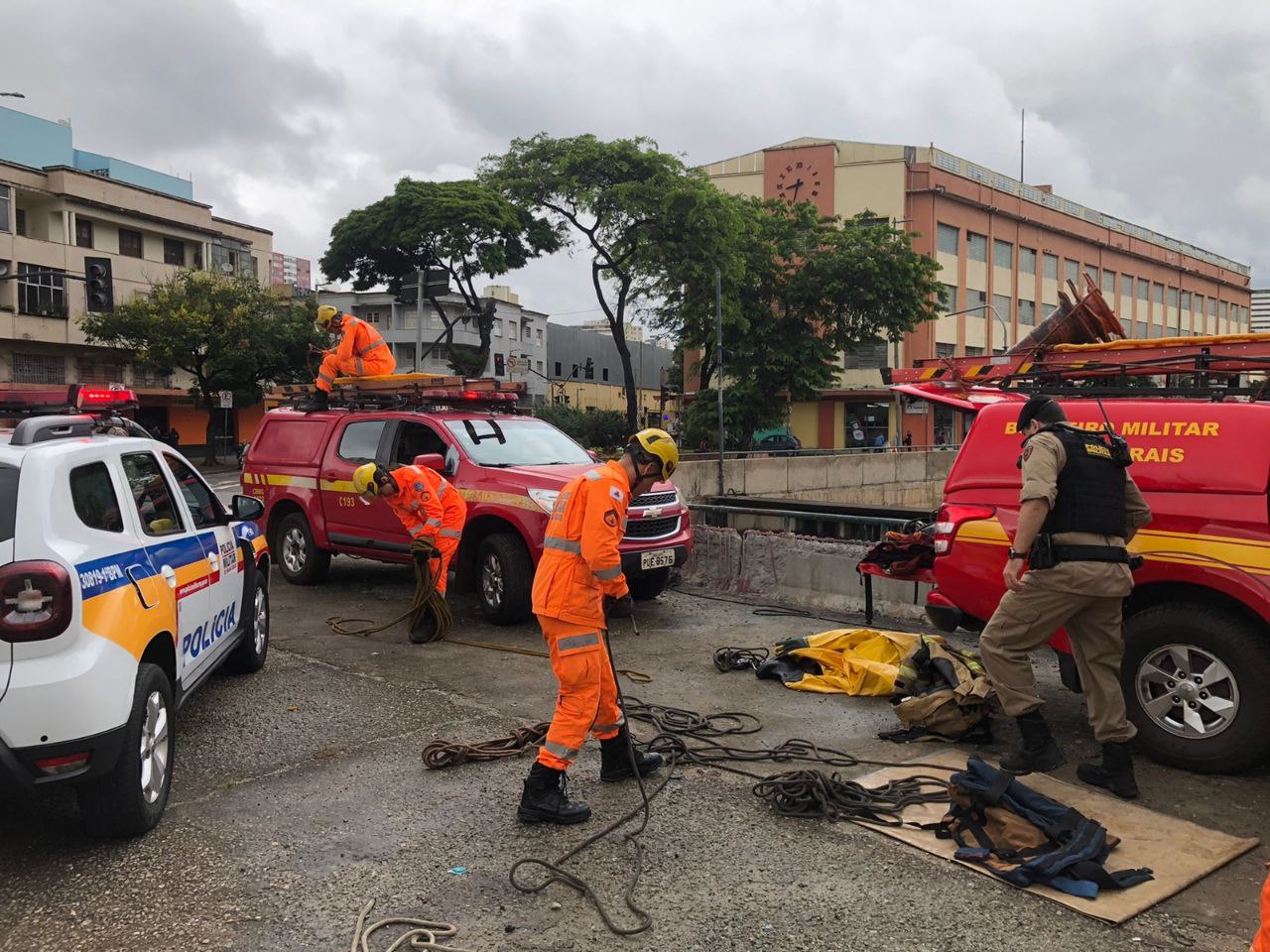 Corpo de homem é resgatado pelos Bombeiros no Rio Arrudas, no Centro de BH  - Foto: Divulgação/CBMMG