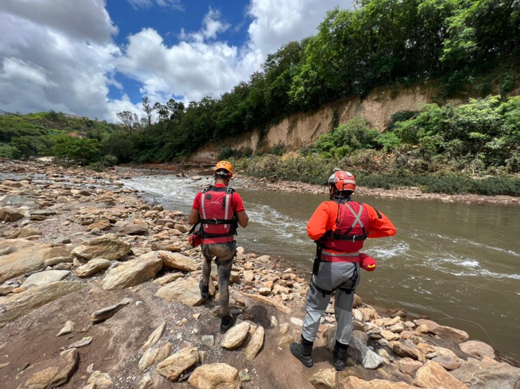 Corpo de homem é encontrado pelos Bombeiros no Ribeirão Arrudas, em BH - Foto: Divulgação / CBMMG