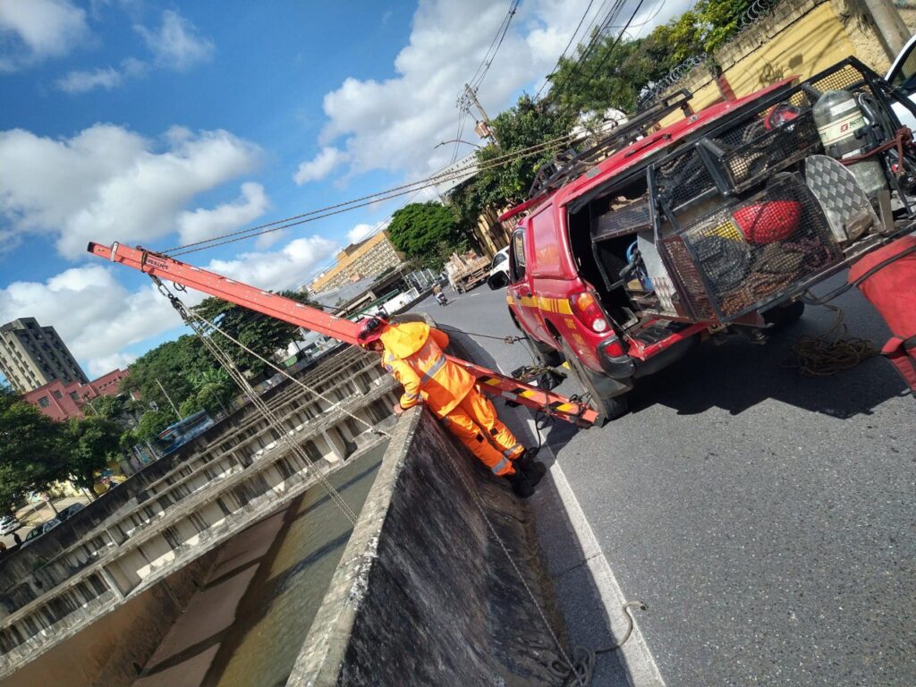 Bombeiros resgatam corpo de homem no Rio Arrudas, em BH - Foto: Divulgação/CBMMG