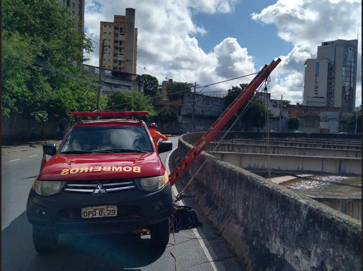 Bombeiros resgatam corpo de homem no Rio Arrudas, em BH - Foto: Divulgação/CBMMG