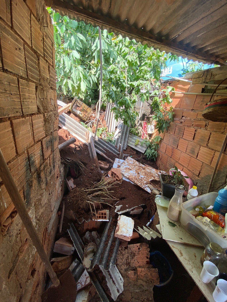 Mulher e criança morrem após desabamento de casa em Caratinga - Foto: Divulgação/CBMMG