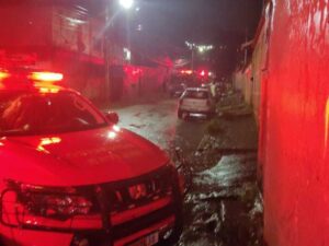 Idoso morre soterrada após barranco ceder sobre casa no bairro São João Batista, em Santa Luzia - Foto: Reprodução/Redes Sociais