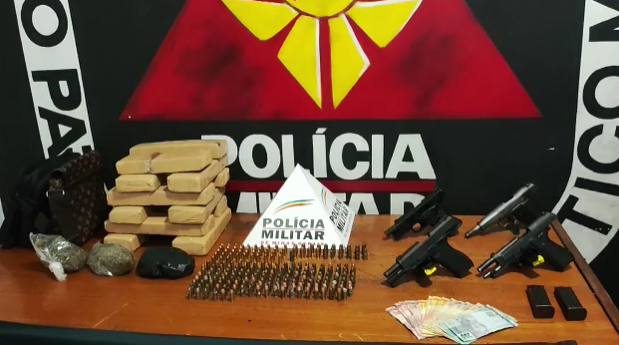 Grupo que planejava vingança é preso com armas e drogas no Novo Aarão Reis, em BH - Foto: Divulgação/PMMG