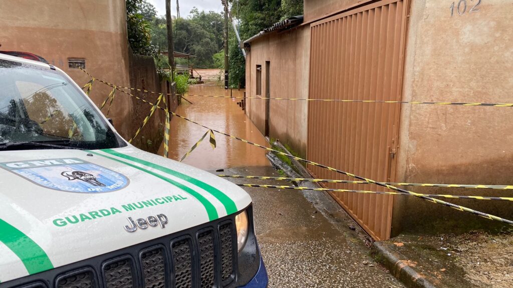 Moradores são encaminhados para escola após risco de inundação em Betim - Foto: Divulgação/Prefeitura de Betim
