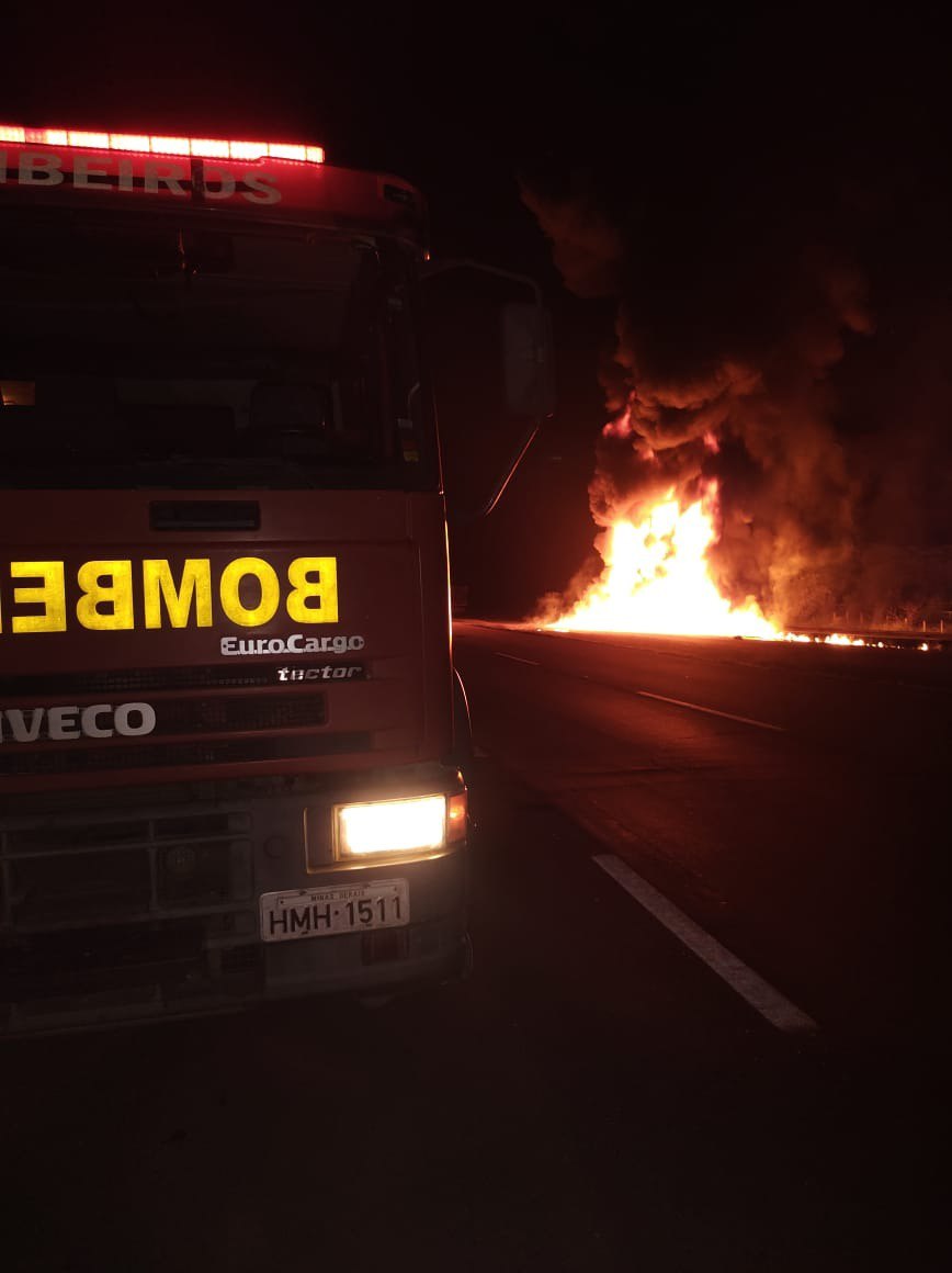 Carreta fica destruída após pegar fogo na Rodovia Fernão Dias, em Carmópolis de Minas - Foto: Divulgação/CBMMG