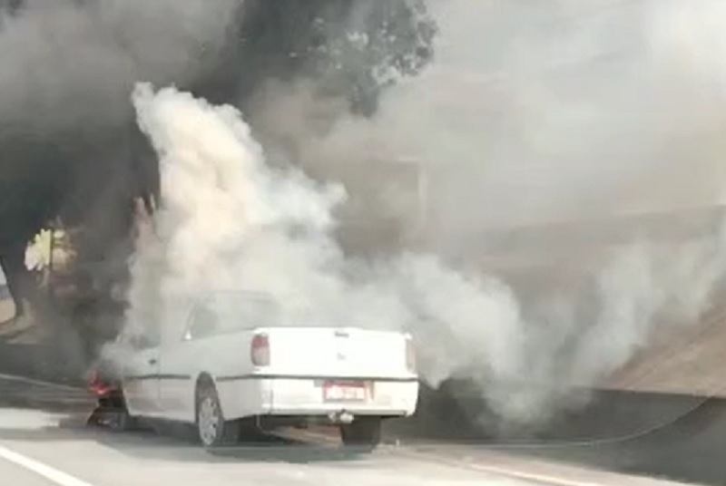 Carro pega fogo e causa lentidão na Rodovia Fernão Dias, em Contagem - Foto: Reprodução