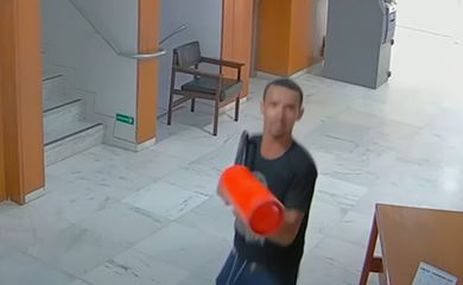 PF prende bolsonarista filmado ao destruir relógio de Dom João VI no Palácio do Planalto - Foto: Reprodução/ TV Brasil