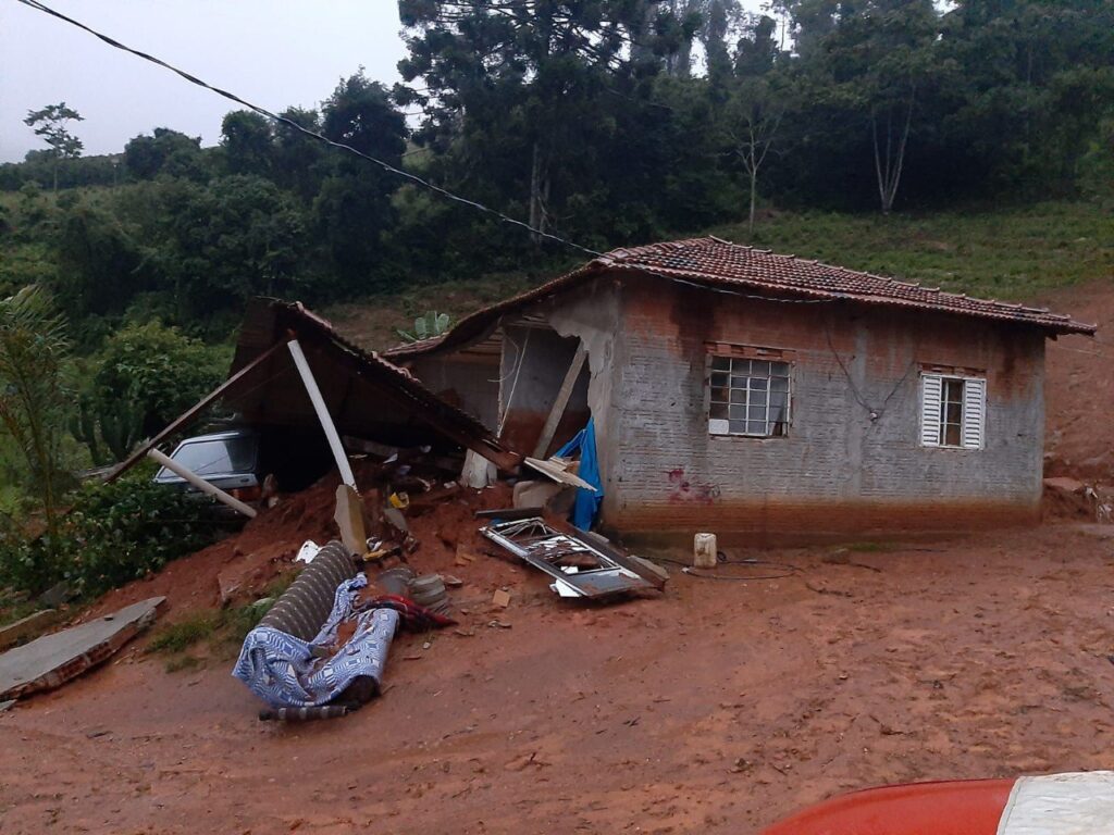 Casal de idosos morre soterrado após queda de barranco na zona rural em Caldas - Foto: Divulgação/CBMMG