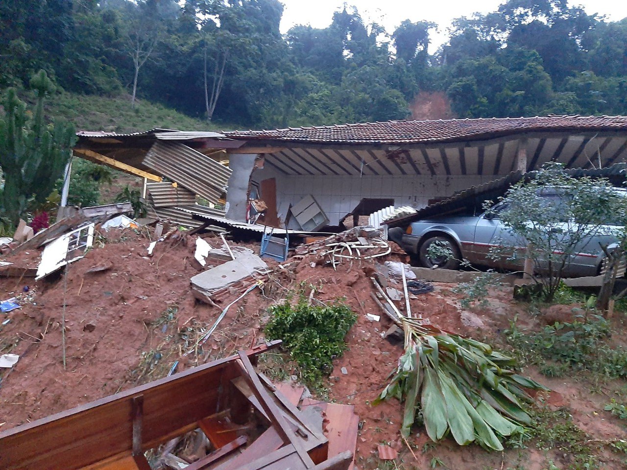 Casal de idosos morre soterrado após queda de barranco na zona rural em Caldas - Foto: Divulgação/CBMMG