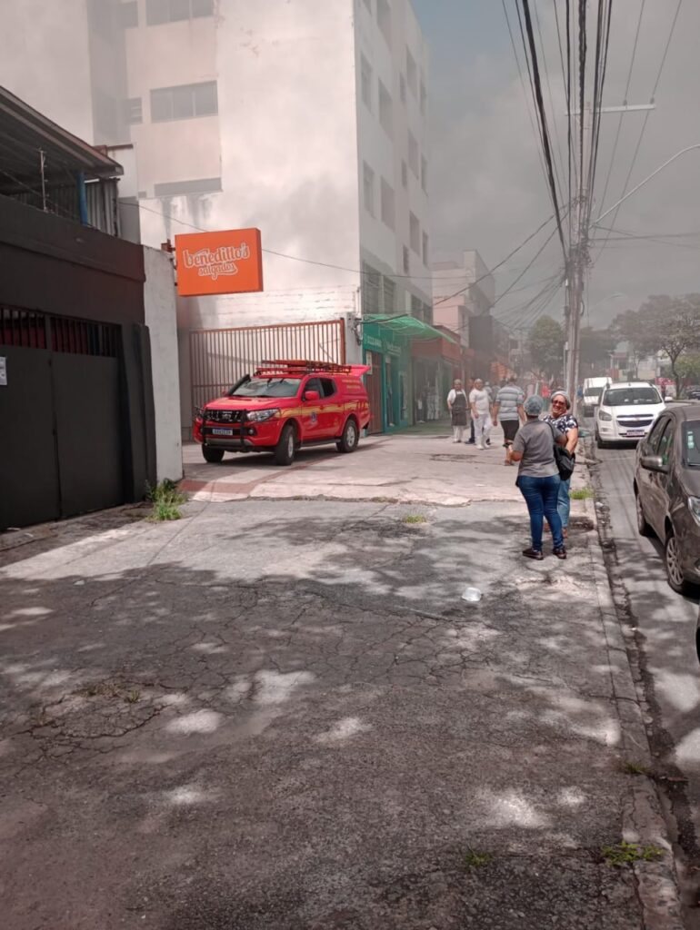 Incêndio atinge fábrica de salgados no bairro Guarani, em BH - Foto: Divulgação/CBMMG