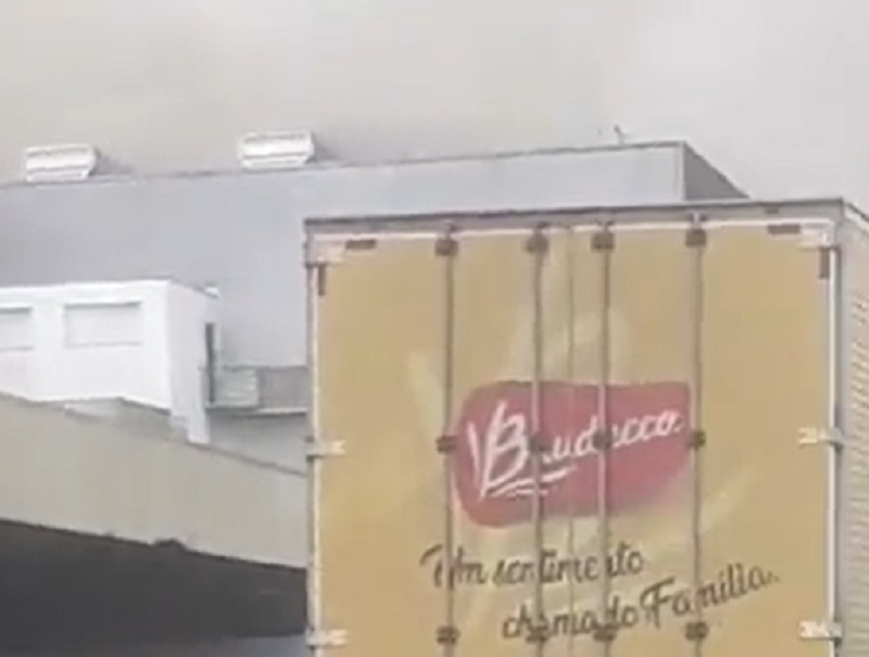 Bombeiros são mobilizados para combater incêndio em fábrica de biscoitos da Bauducco em Extrema - Foto: Reprodução/Por Dentro de Minas