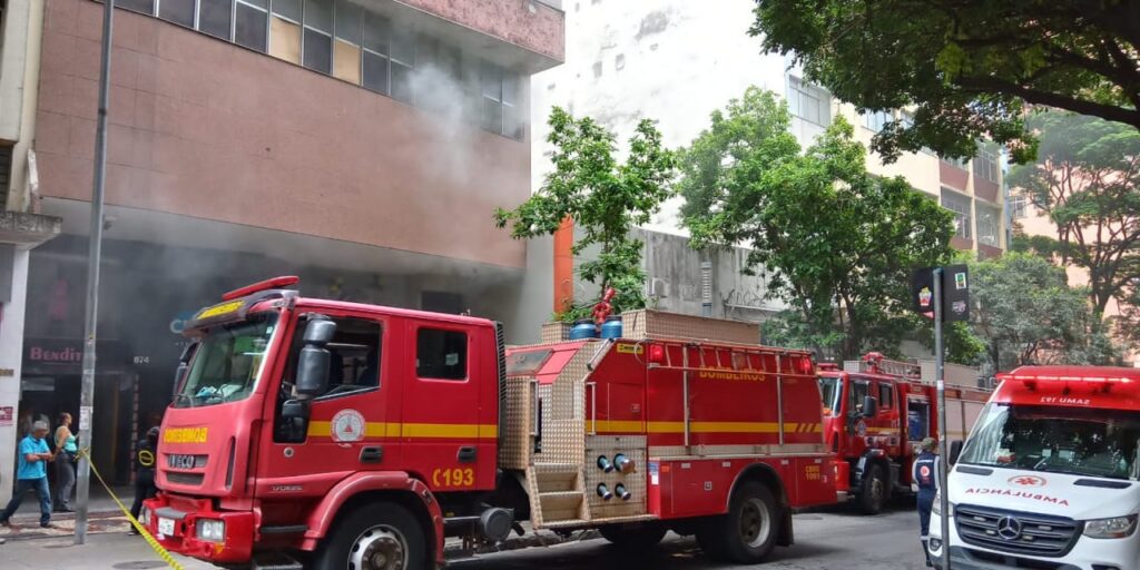 Apartamento pega fogo na Rua Rio de Janeiro, no Centro de BH - Foto: Divulgação/CBMMG