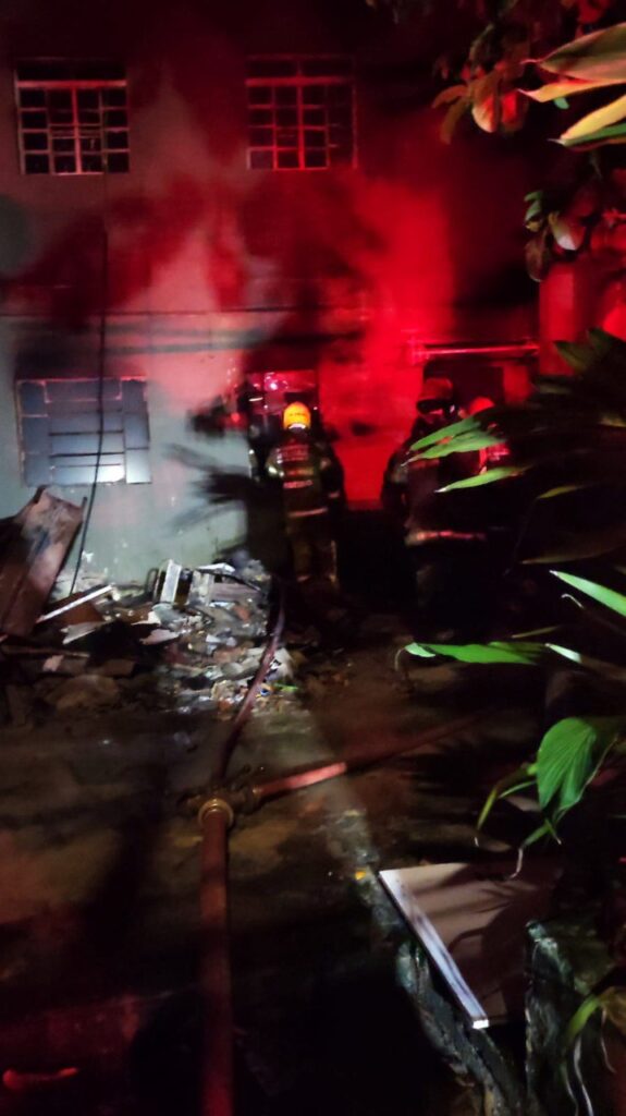 Escola infantil fica destruída após incêndio no bairro Floramar, em BH - Foto: Divulgação/CBMMG