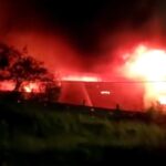 Incêndio de grandes proporções destrói galpão no bairro Jardim Alvorada, em BH - Foto: Reprodução/Redes Sociais