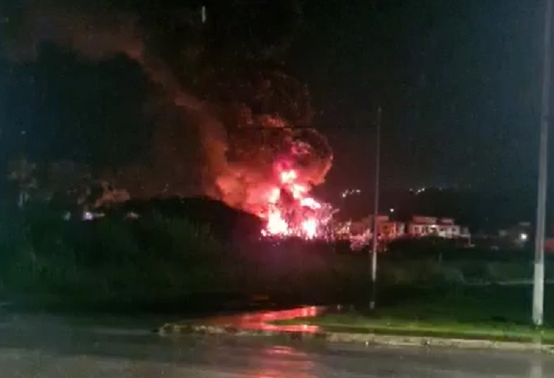 Incêndio atinge garagem de empresa de ônibus e destrói quatro veículos em Ouro Preto - Foto: Reprodução