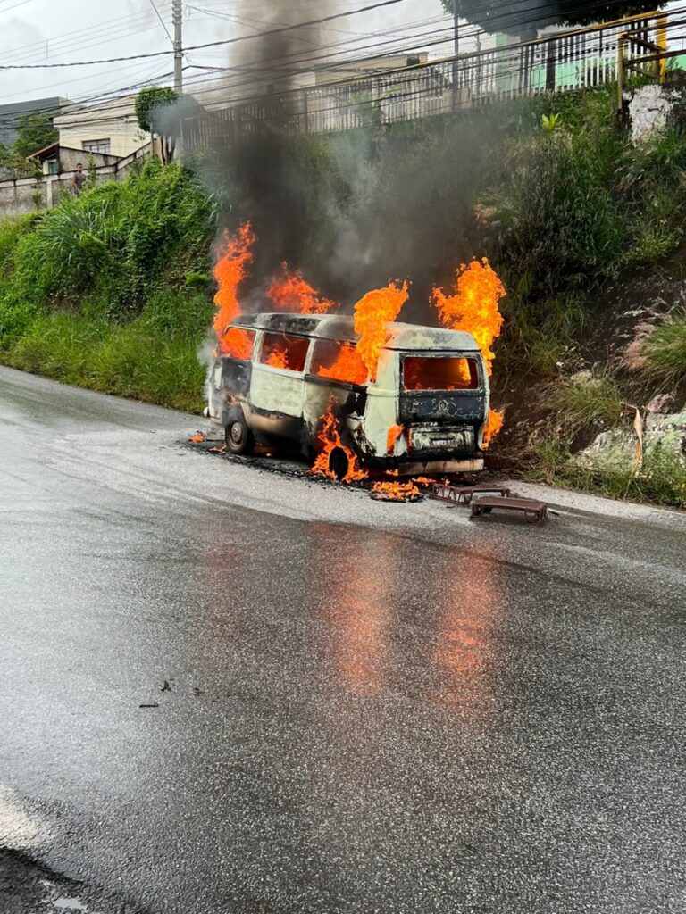 Kombi pega fogo no bairro Caiçara, em Belo Horizonte - Foto: Divulgação/CBMMG