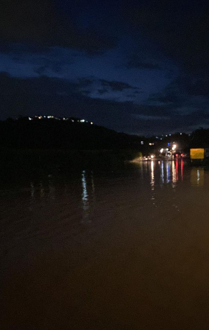 Alagamento na pista causa interdição total na BR-381, em Sabará - Foto: Reprodução