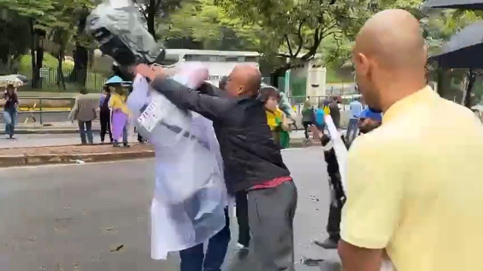 Bolsonaristas agridem jornalistas durante ação de desmonte de acampamento na Avenida Raja Gabaglia, em BH - Foto: Reprodução