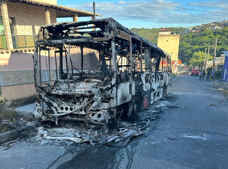 Ônibus é incendiado por criminosos no bairro Vista Alegre, em Ibirité - Foro: Divulgação/CBMMG