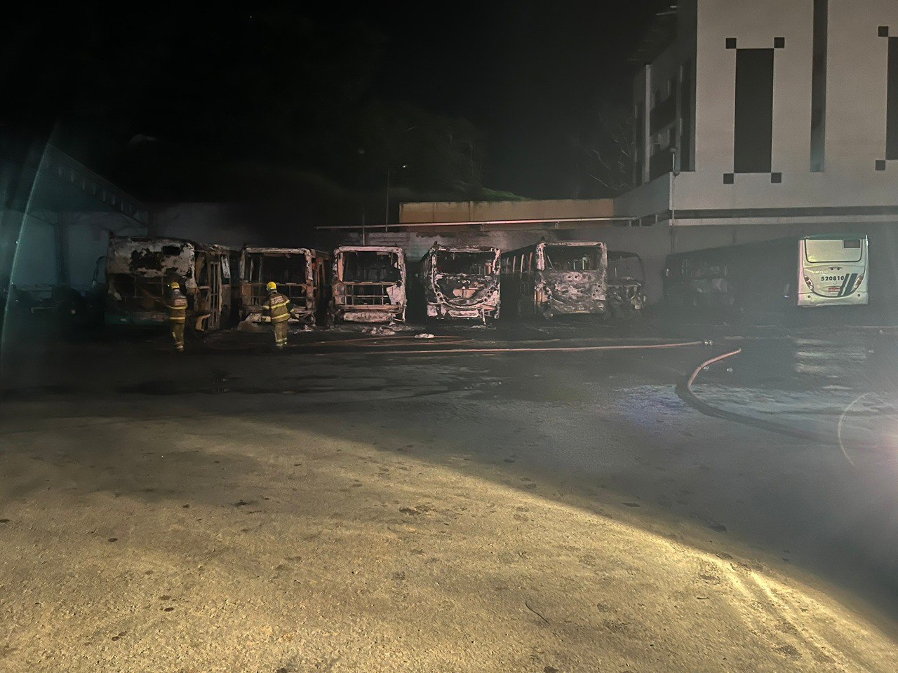 Incêndio atinge garagem de ônibus e destrói seis veículos em Ubá - Foto: Divulgação/CBMMG